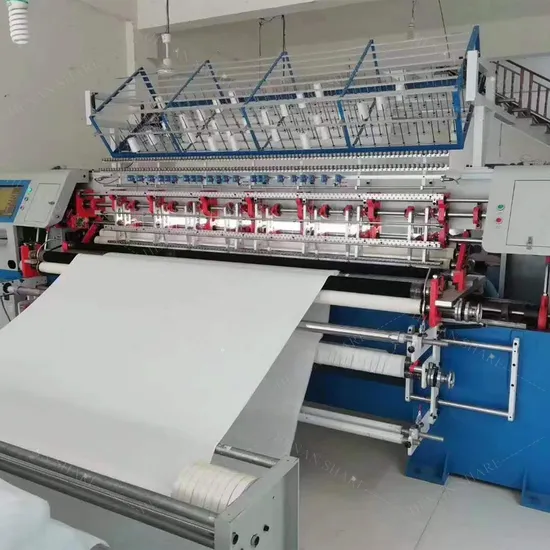 Máquina de coser industrial multiagujas para acolchado y fabricación de edredones.