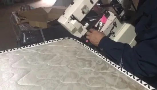 Máquina para acolchar bordes de cinta de colchón con puntada de cadeneta/bloqueo